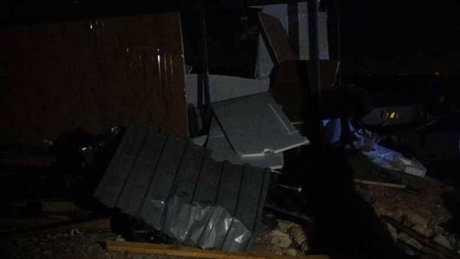 Antalyada hortum konteynerleri parçaladı, kule vinci devirdi; 4 ölü, 1 yaralı