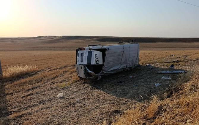 Tarım işçilerini taşıyan minibüs şarampole yuvarlandı: 2si ağır 17 yaralı