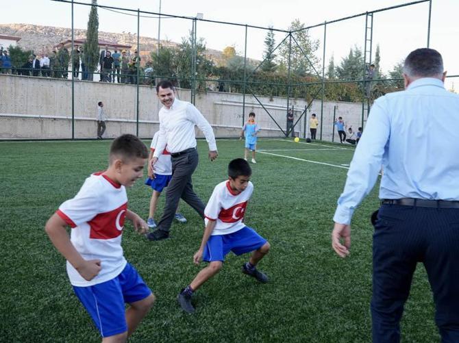 Bakan Kurum, halı saha sözünü tuttuğu çocuklarla futbol oynadı