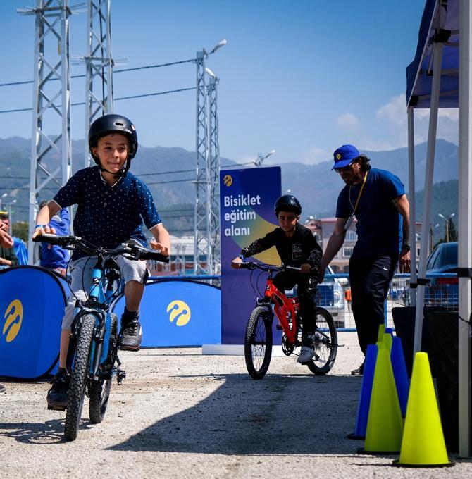 Turkcell’den deprem bölgesinde 23 Nisan etkinliği