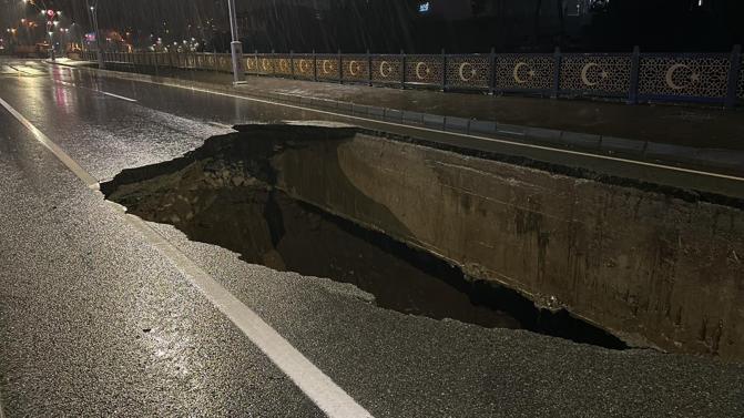 Rizede sağanak; dereler taştı, heyelanlar meydana geldi, 23 köy yolu ulaşıma kapandı