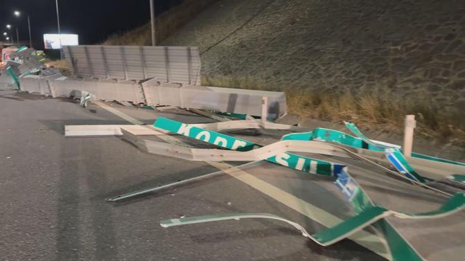 Sarıyer Kuzey Marmara Otoyolunda hafriyat kamyonunun çarptığı tabela devrildi; yol trafiğe açıldı