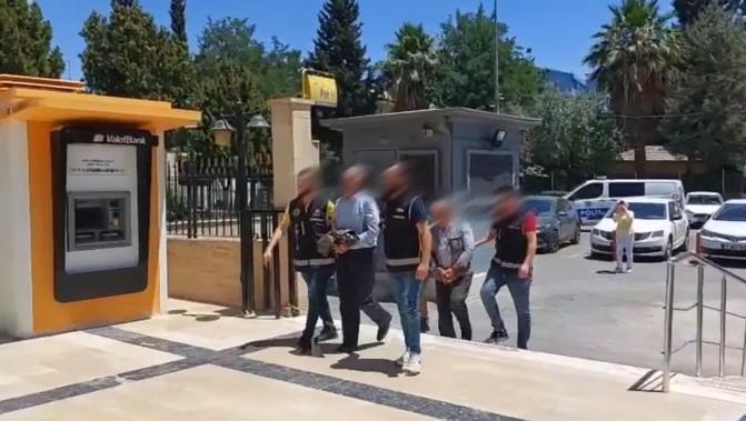 Durdurulan otomobilde ruhsatsız 65 tabanca ele geçirildi; 2 tutuklama