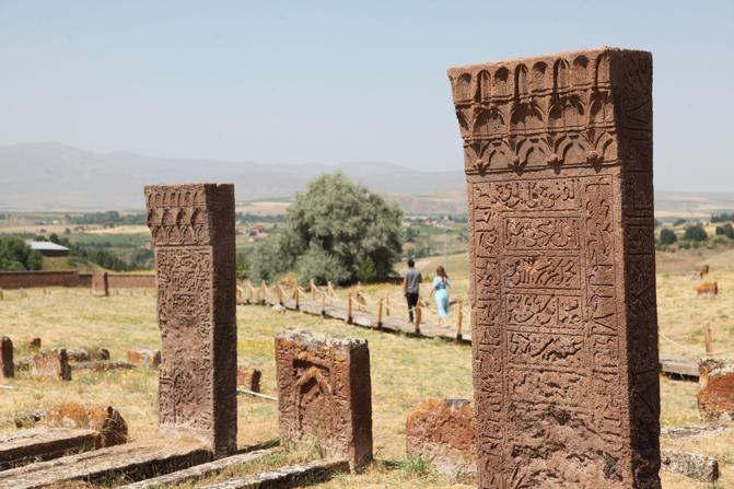 Ahlattaki mezar taşları Türk tarihini okumayı öğretiyor