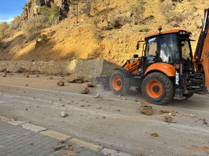 Tunceli’de kara yolunda ‘kaya’ tedbiri; kopan kayalar kamerada