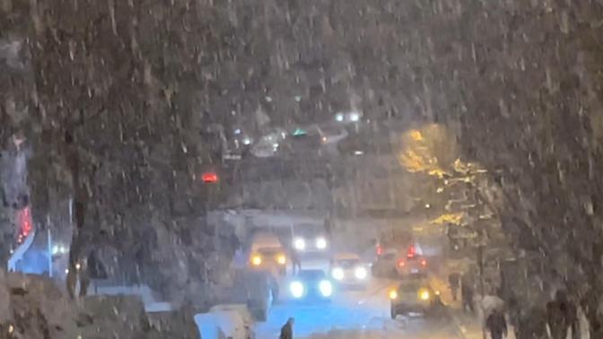 İstanbulda kar yağışı; kayan araçların kaza yaptığı anlar kamerada