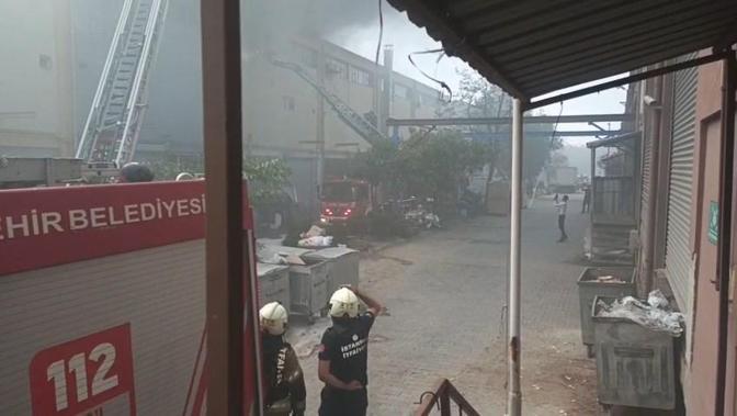 Esenyurtta bebek bezi fabrikasında çıkan yangın söndürüldü; 1 itfaiye eri yaralandı