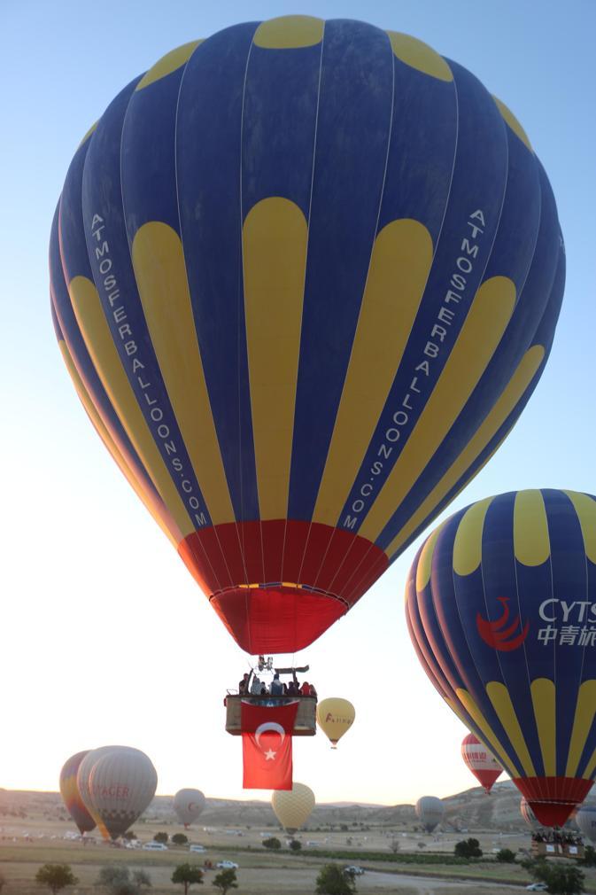 Kapadokya’da balonlar, Türk bayrakları ve Ömer Halisdemir posteriyle havalandı