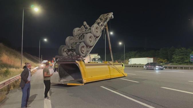 Sarıyer Kuzey Marmara Otoyolunda hafriyat kamyonunun çarptığı tabela devrildi; yol trafiğe açıldı