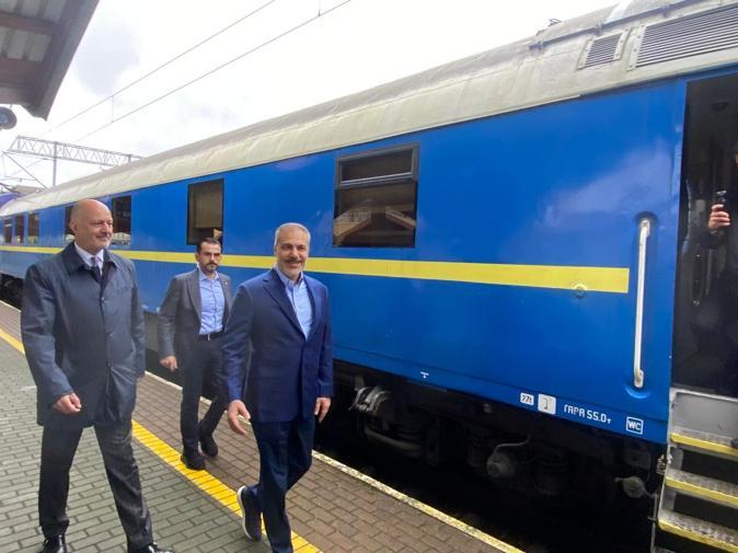 Bakan Fidan, Ukrayna ziyareti için trenle Polonyadan Kieve hareket etti