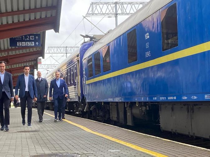 Bakan Fidan, Ukrayna ziyareti için trenle Polonyadan Kieve hareket etti