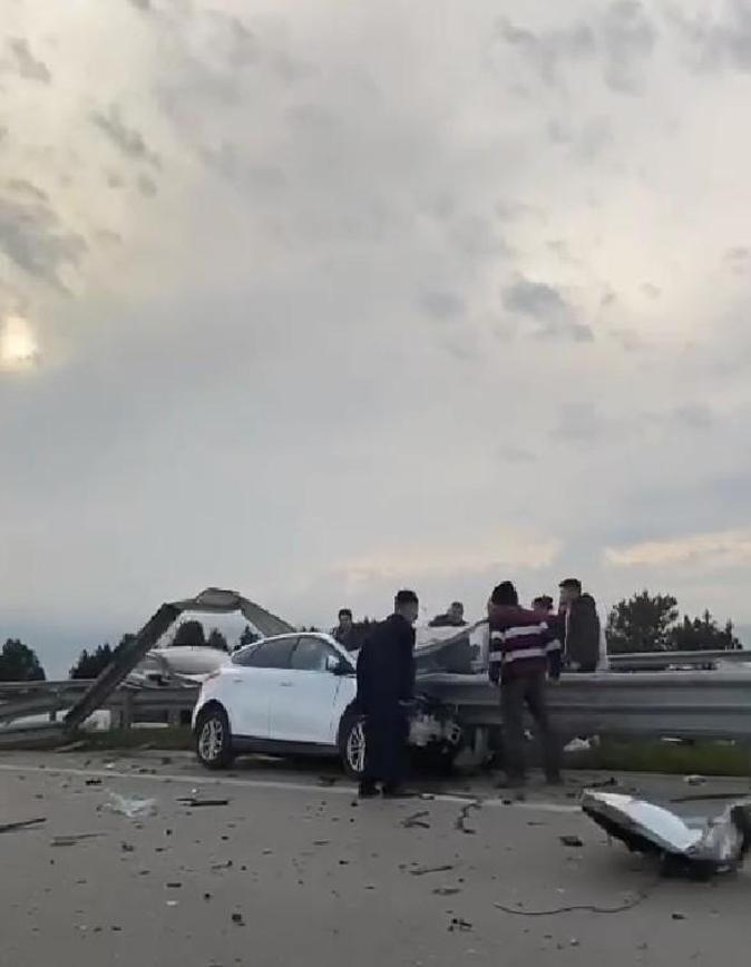 Bursada refüje çarpan otomobile bariyer saplandı; sürücü öldü