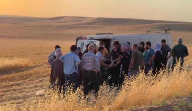 Tarım işçilerini taşıyan minibüs şarampole yuvarlandı: 2si ağır 17 yaralı