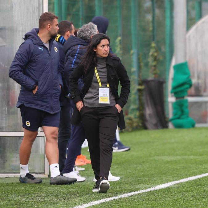 Kadın futbolcular rakiplerine saldırdı