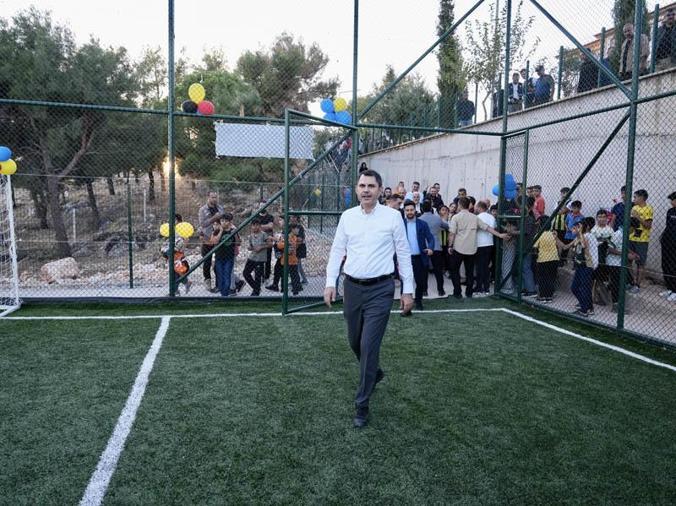 Bakan Kurum, halı saha sözünü tuttuğu çocuklarla futbol oynadı