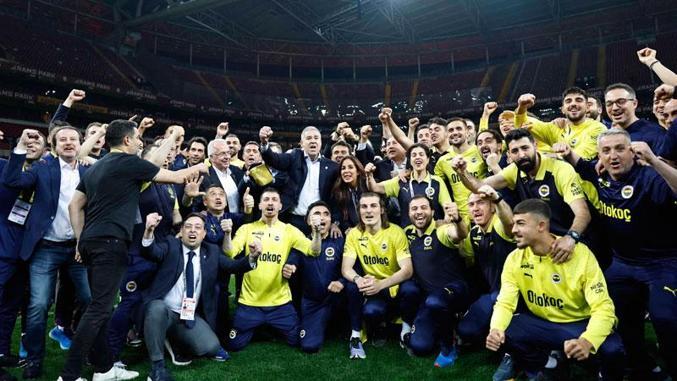 Fenerbahçeli futbolcular Galatasarayın sahasının ortasında bayrak açtı