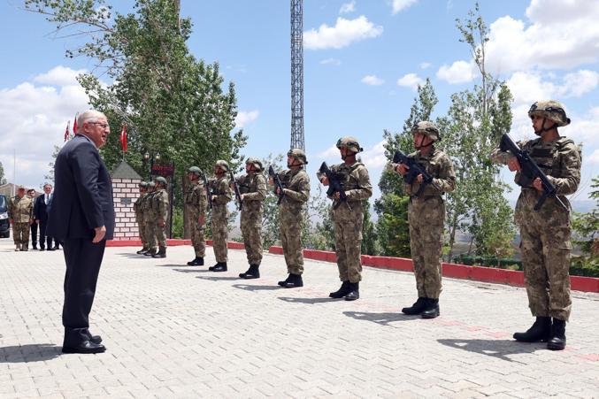 Bakan Güler ve TSK komuta kademesi İran sınırında