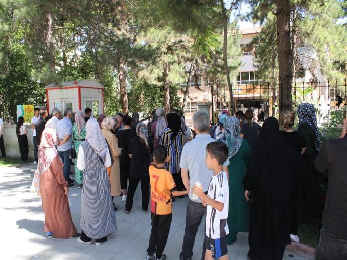 Sınava alınmayan öğrenciyi babası teselli etti