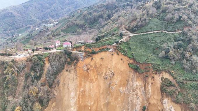 Karadeniz Sahil Yolundaki heyelanda otomobille toprak altında kalan 4 kişinin cansız bedenine ulaşıldı