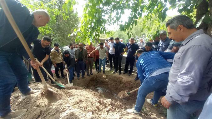 Beyin kanaması geçiren gazeteci, 52 günlük yaşam mücadelesini kaybetti