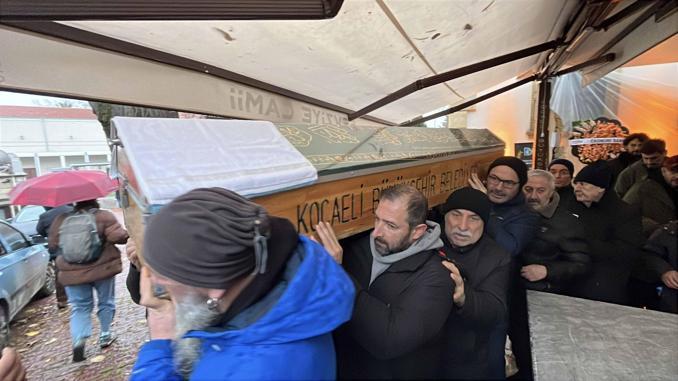 Oyuncu Serkan Keskinin babası İzmitte toprağa verildi