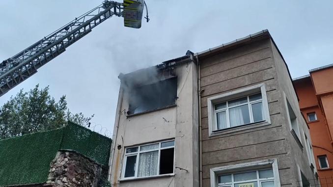 Fatihte 2 katlı binada yangın çıktı; 1 kişi hayatını kaybetti