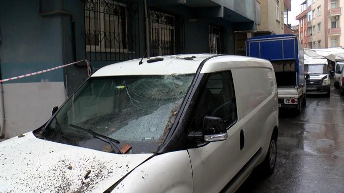 Bağcılarda apartmanın çatısından kopan parçalar 2 otomobilin üzerine düştü