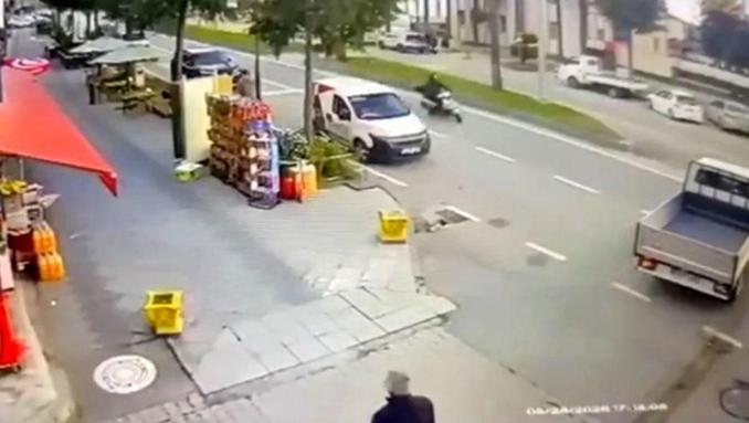 Kamyonete çarpan motosiklet sürücüsü hayatını kaybetti; kaza kamerada