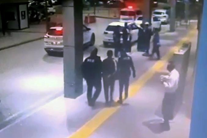 Polisi görünce kaçan firari hükümlünün yakalandığı anlar kamerada