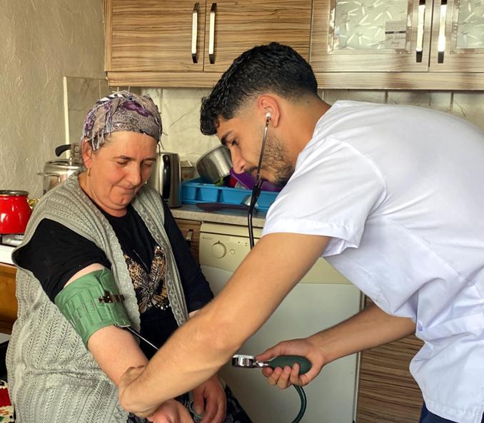 Hemşirelik öğrencileri, sağlık taramasından geçirdikleri köylülerle halay çekti