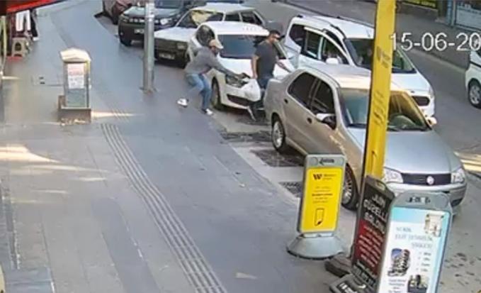 Pastaneden çıkarken silahlı saldırıya uğradı; olay kamerada