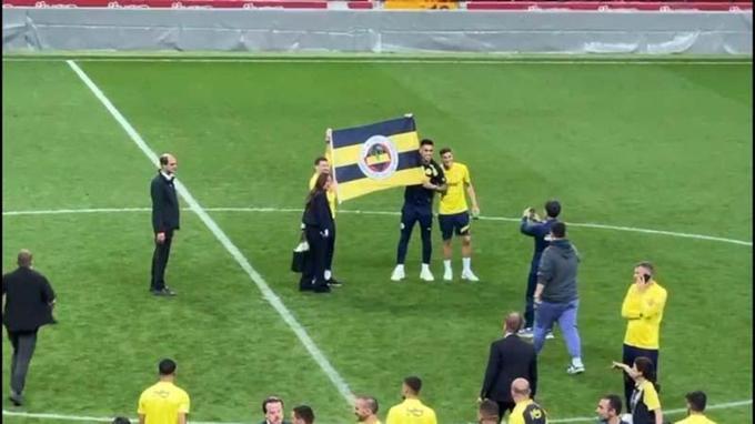 Fenerbahçeli futbolcular Galatasarayın sahasının ortasında bayrak açtı