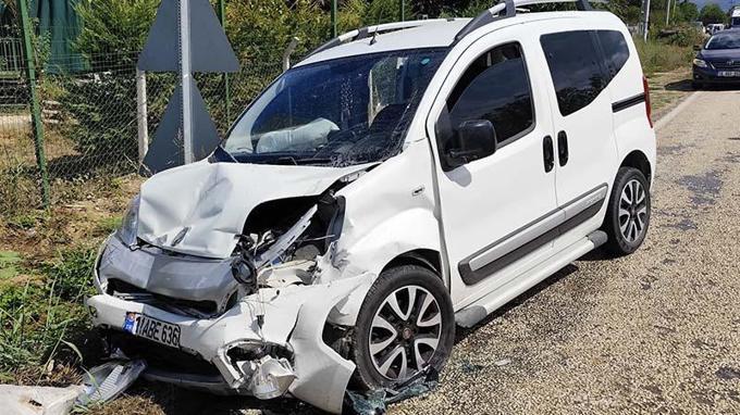 Otomobil ile hafif ticari araç kafa kafaya çarpıştı: 1 ölü, 7 yaralı