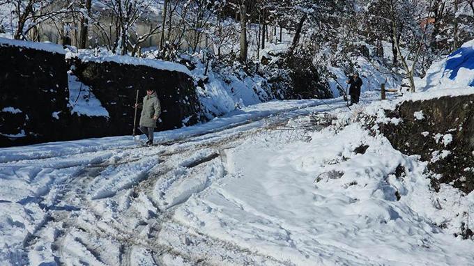 Yurtta kar yağışı; bazı yerleşim yerleri ulaşıma kapandı