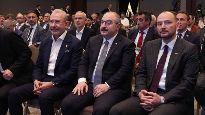 Mustafa Varank: Bizler yatırımın, yerli ve milli üretimin derdindeyken birileri bunları baltalamanın derdinde
