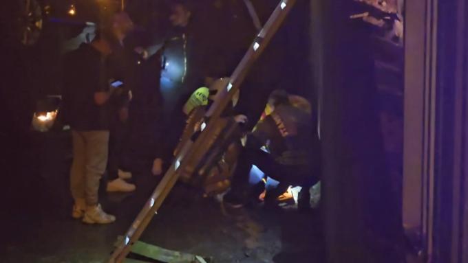Beykozda otomobil dereye uçtu; sürücü kaçtı, yaralıyı itfaiye kurtardı