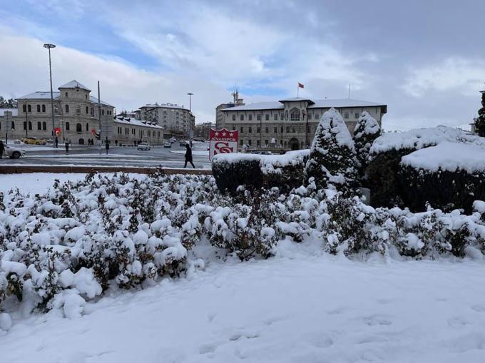 Kar yağışı tüm yurdu etkiledi; yollar kapandı, okullar tatil edildi