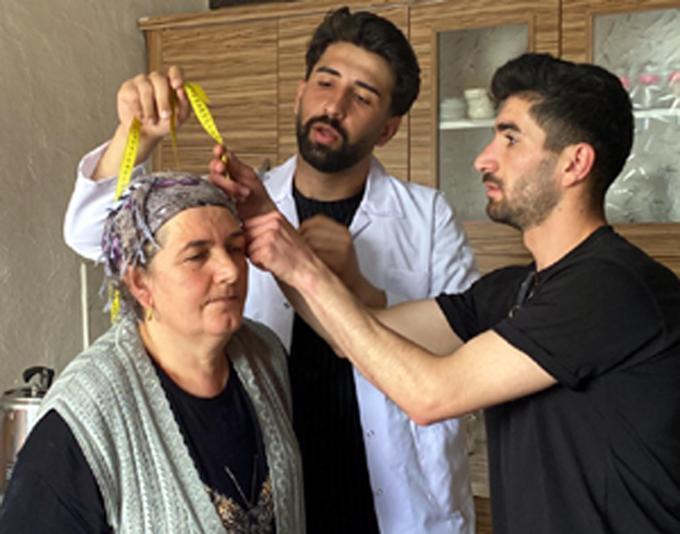 Hemşirelik öğrencileri, sağlık taramasından geçirdikleri köylülerle halay çekti