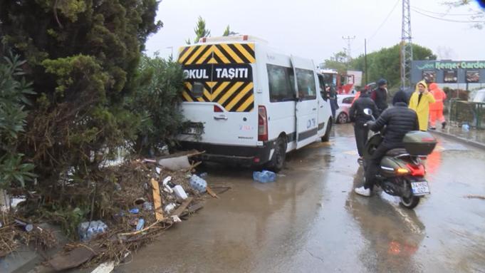 İstanbulda sağanak; yollar göle döndü