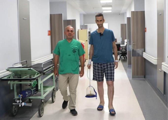 Kalbindeki balonlaşma nedeniyle 3’üncü kez ameliyat olan dünyadaki ilk hasta oldu