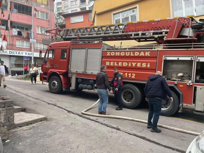 Yangında mahsur kalan görme engelliyi otopark görevlisi kurtardı