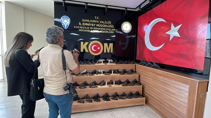 Durdurulan otomobilde ruhsatsız 65 tabanca ele geçirildi; 2 tutuklama