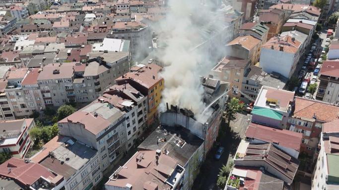 Gaziosmanpaşada 4 katlı binada çıkan yangın söndürüldü: 1 ölü