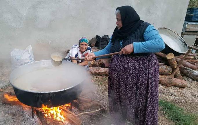 Yörük kadınların nar ekşisi mesaisi
