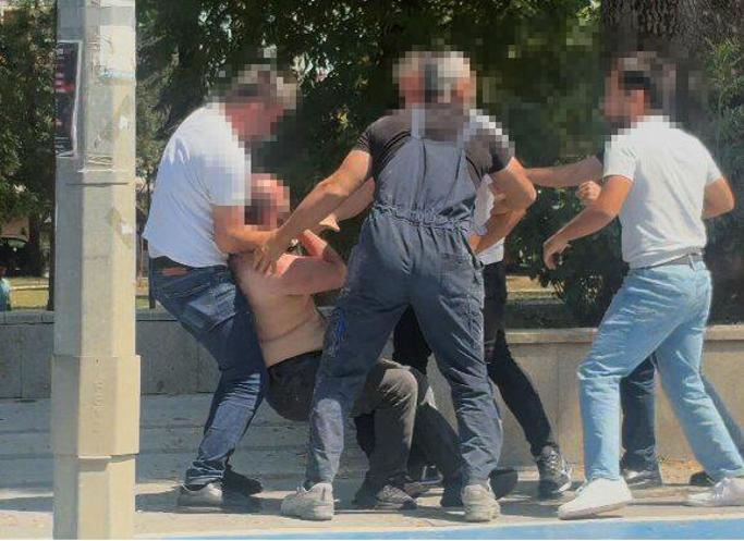 Tartıştıkları kişiyi döven 4 kişi gözaltına alındı; olay kamerada
