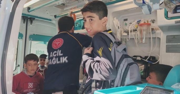 Yolcu treni servis minibüsüne çarptı; 17 öğrenci yaralandı