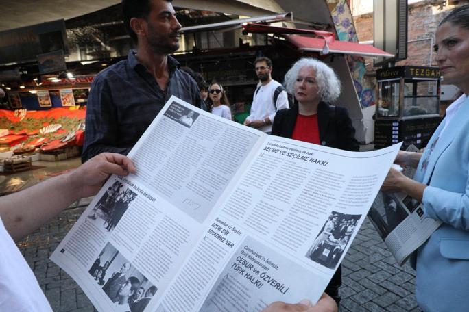 Cumhuriyet’in 100. Yılına özel hazırlanan gazete meydanlarda dağıtıldı: Vatandaşlar duygusal anlar yaşadı