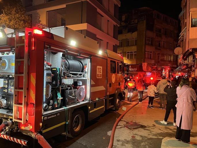 İzmirde korkutan ev yangını: 1 kişi dumandan etkilendi