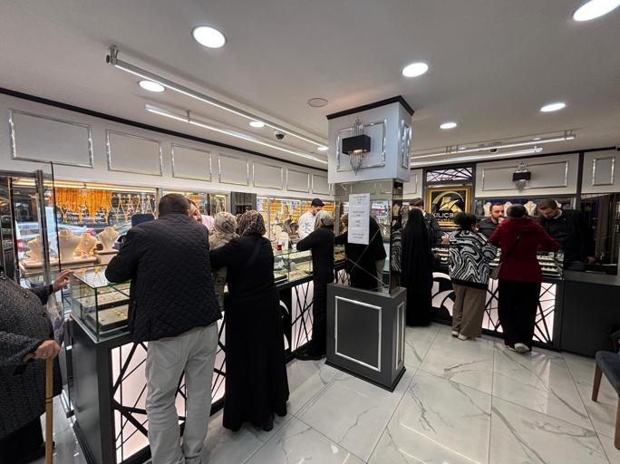 Kuyumcu satacak altın kalmayınca dükkanına, vallahi billahi tillahi yok yazısı astı