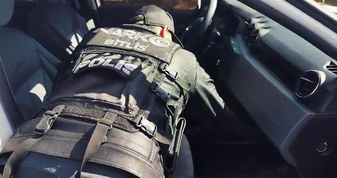 Bitliste yolcu otobüsü ve iki araçta 1 kilo 78 gram metamfetamin ele geçirildi; 5 tutuklama